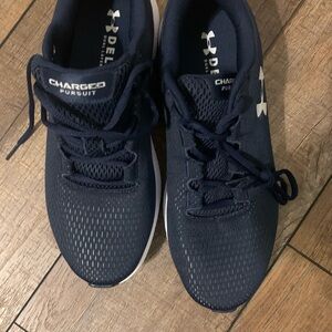 Under Armour Charged Pursuit men’s tennis shoes size 10
Navy blue